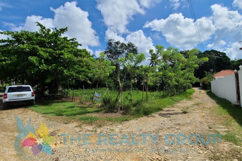 Lot 1000 m2 with a road on two sides