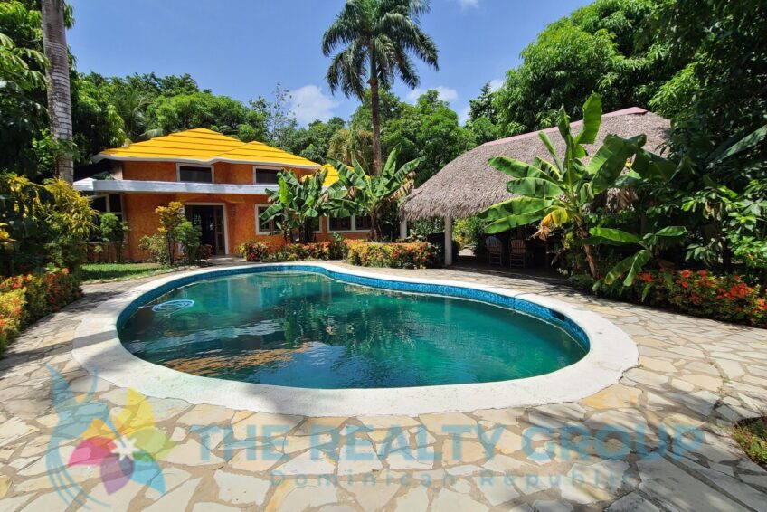 Two main buildings of the B&B, surrounded by tropical greenery, offering both hospitality and residential opportunities in Perla Marina
