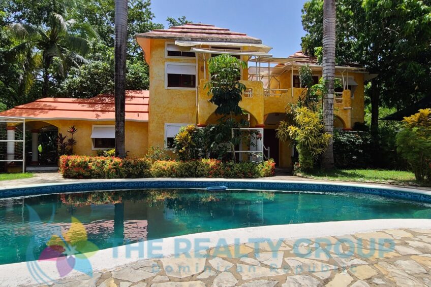 Two main buildings of the B&B, surrounded by tropical greenery, offering both hospitality and residential opportunities in Perla Marina