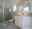 Peaceful villa Sosúa with view of the large bathroom in neutral colors
