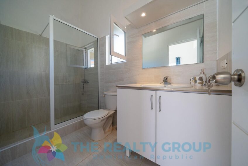 Peaceful villa Sosúa with view of the large bathroom in neutral colors