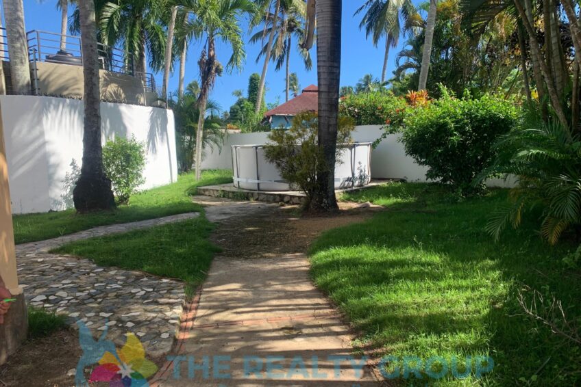 View of the garden of the fixer-upper in Cabarete East with walled lot