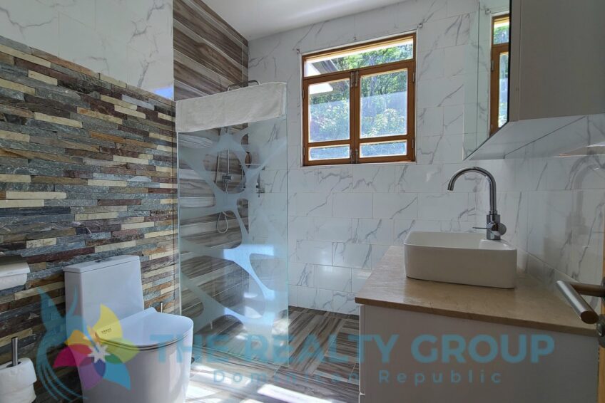 Elegant master bedroom with ensuite bathroom and walk-in closet in a beautiful villa with apartment and studio in Sosúa