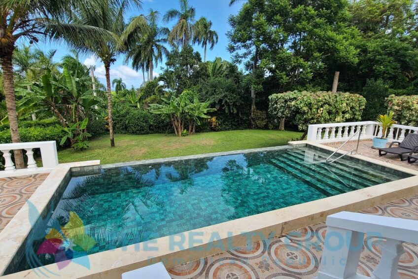 Bali-style pool and tropical garden at a beautiful villa with apartment and studio in Sosúa