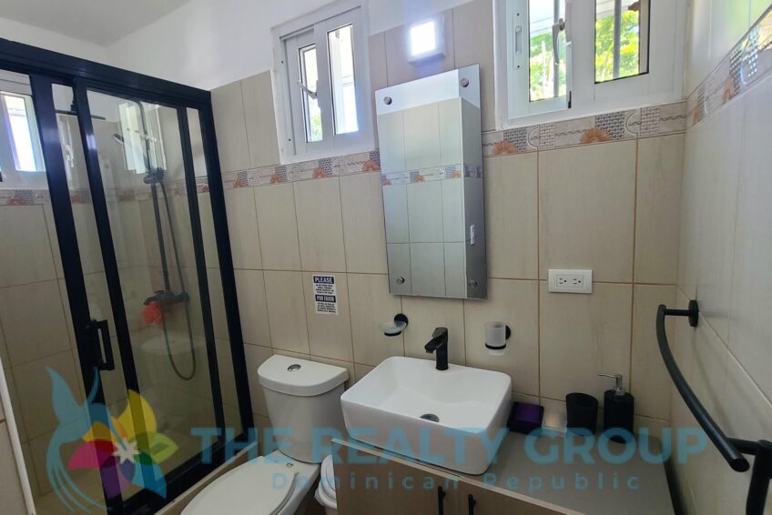 Caribbean villa Playa Chiquita Batroom in second bedroom with walk in closet