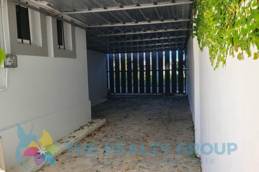 Caribbean villa Playa Chiquita covered parking for two cars