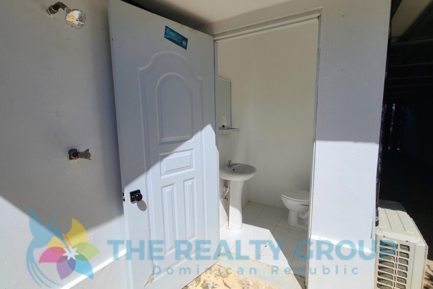 Caribbean villa Playa Chiquita Outdoor shower and toilet at the swimming pool area