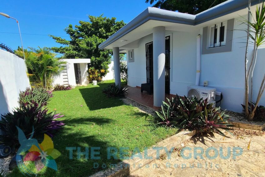 Caribbean villa Playa Chiquita exterior view of the garden